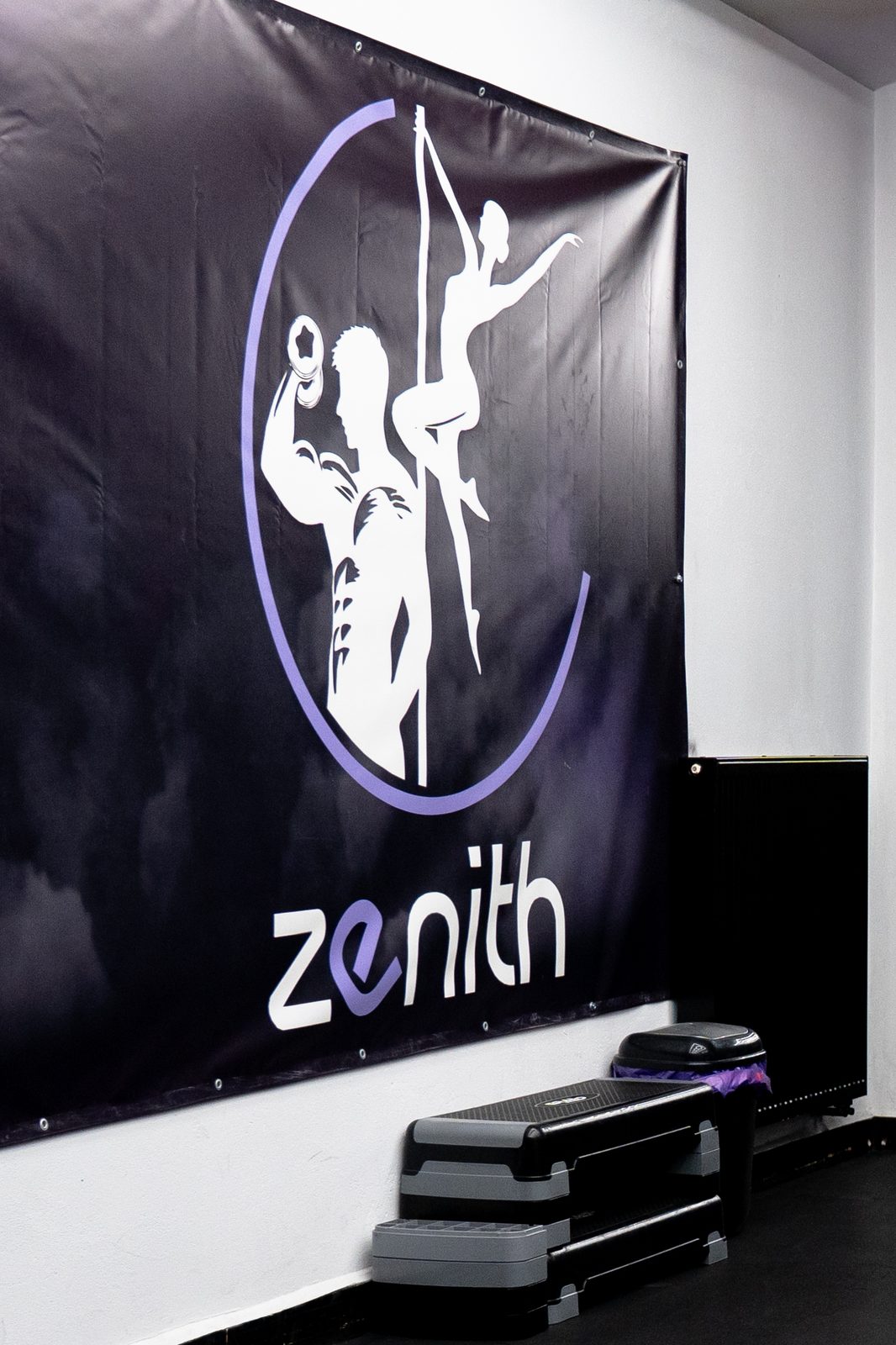 Baner Zenith Studio na ścianie przestrzeni treningowej