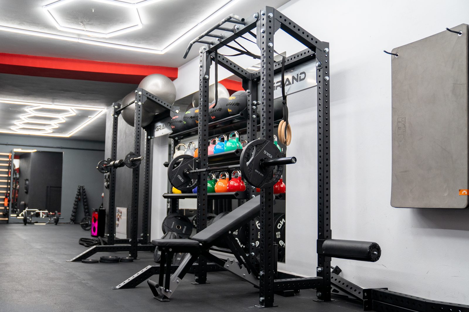Strefa siłowa Zenith Studio — rack, ławka i kettlebell