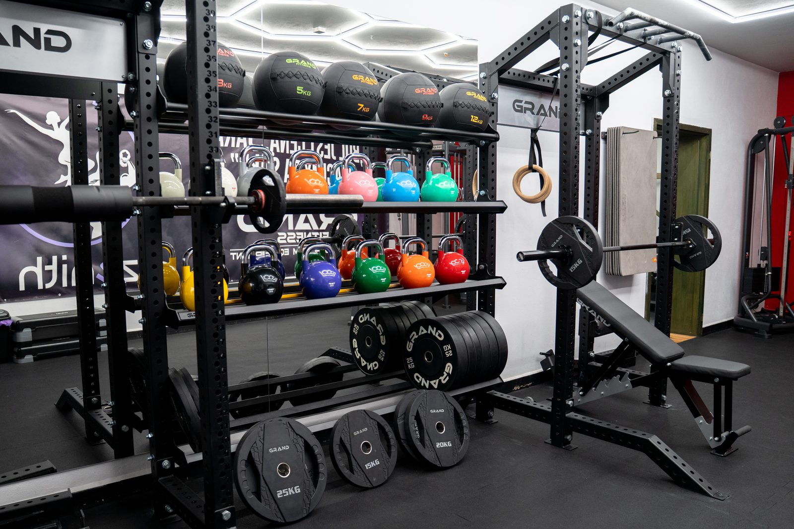 Stojak z kettlebell, piłkami lekarskimi i talerzami obciążeniowymi