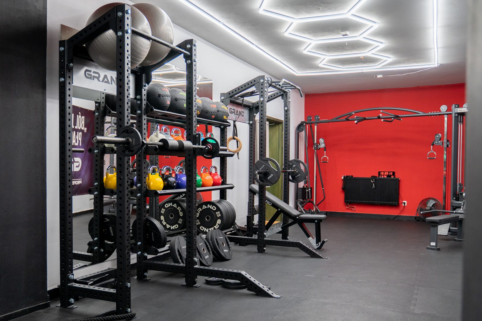 Wnętrze studia — rack GRAND, kettlebell i heksagonalne oświetlenie