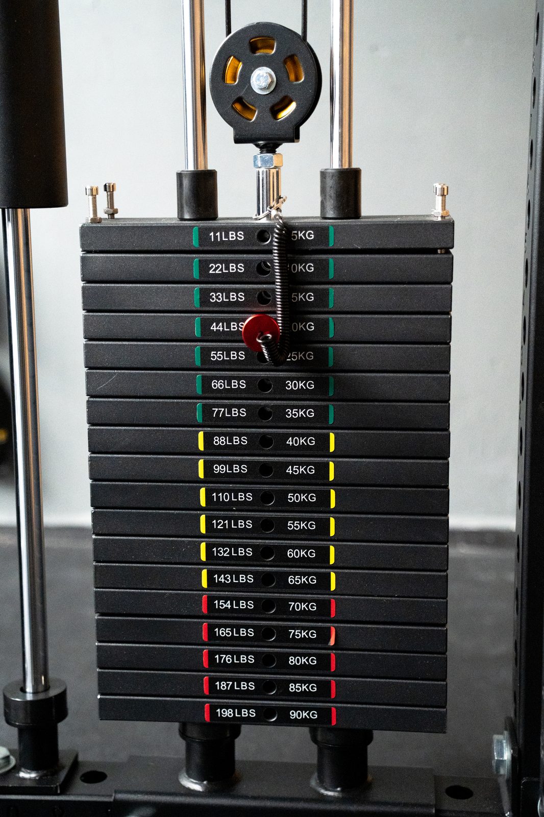 Stos obciążeń na wyciągu — selektor 20 kg